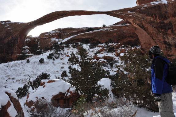 Observando o colossal Landscape Arch, no  Arches National Park, perto de Moab, em Utah, nos Estados Unidos